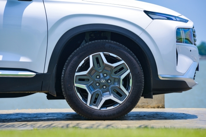 Động cơ máy dầu cũ Hyundai Santa Fe giá cao hơn xe mới